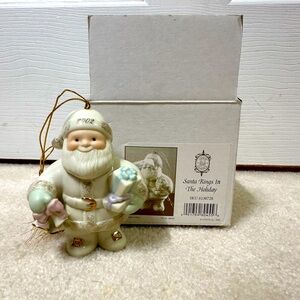 Lenox Santa 2002 ornament
Mint condition